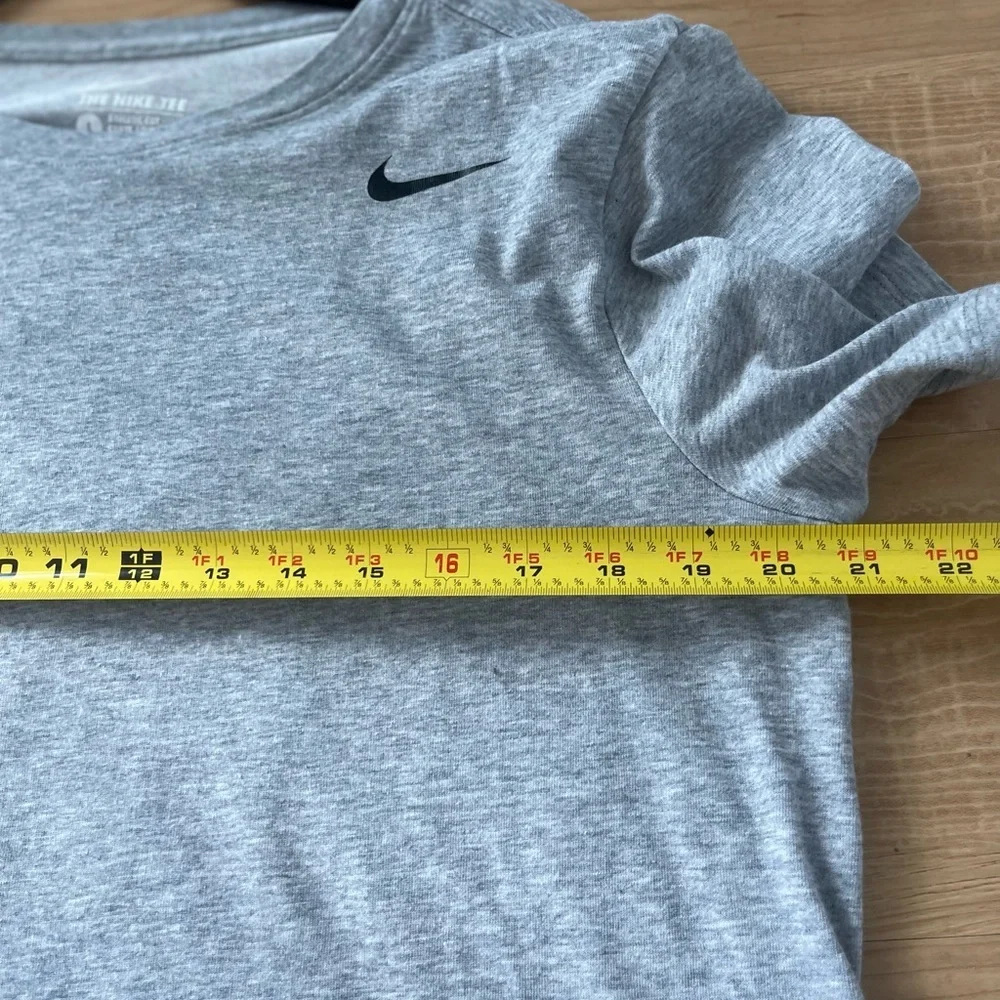 Men’s The Nike Tee Dri-Fit Athletic Cut Short Sleeve Workout Shirt L